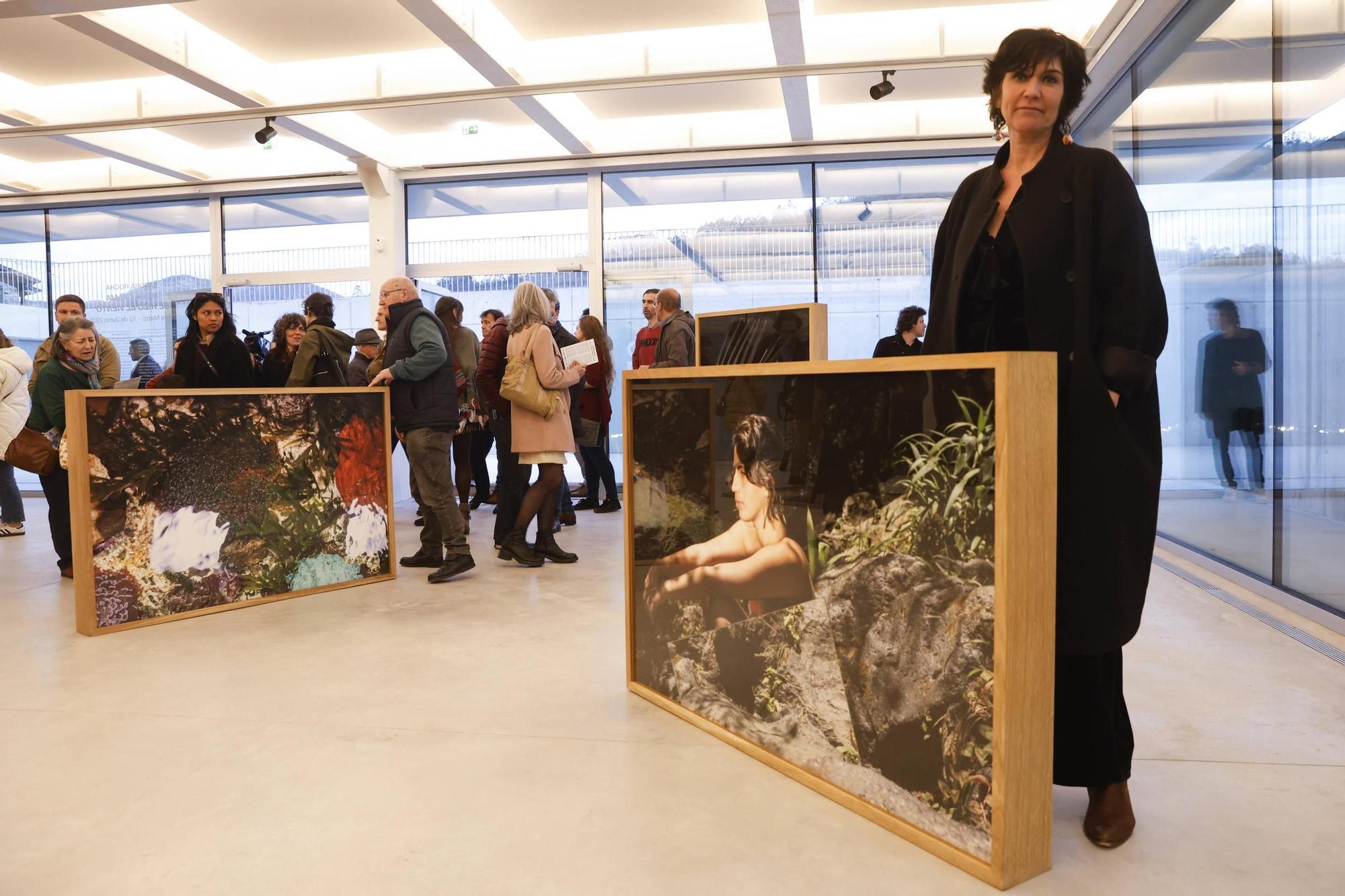 Sandra Rocha, junto a una de sus obras, el jueves en la CAB de Bueño.
