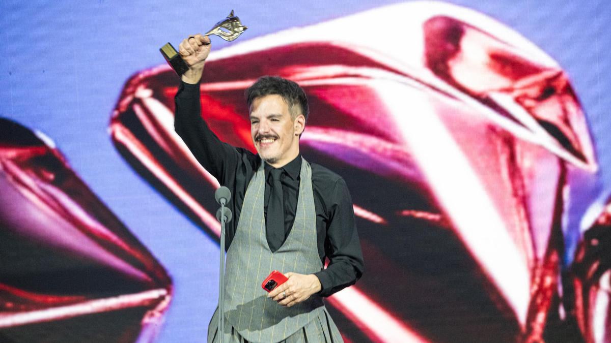 Javier Giner recoge el premio a Mejor Actor televisivo en nombre de Oriol Pla, ausente en la gala de los premios Feroz