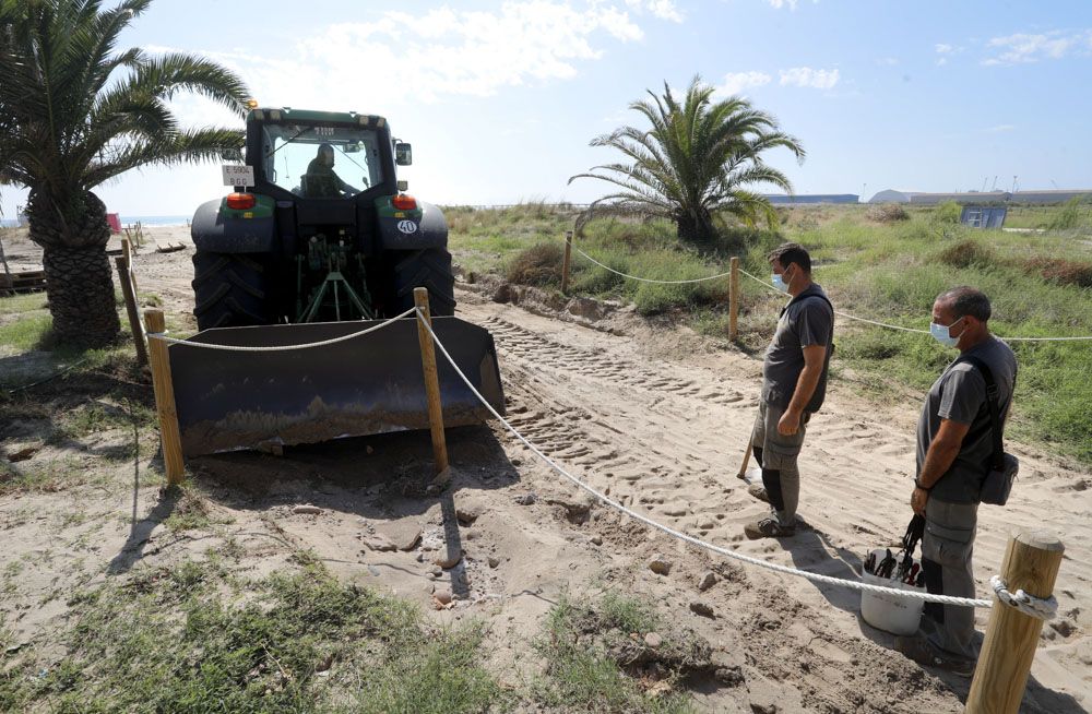 Carrera a contrarreloj en Sagunt, para abrir este fin de semana nuevos tramos de la playa afectados por la lluvia.