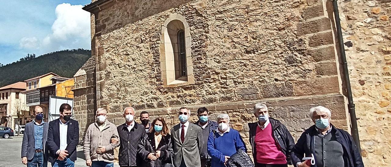 Desde la izquierda, Luis Fuentelsaz, Sergio Hidalgo, Alejandro Sanzo, Joaquín Lorences, Pablo Iturralde, María Cosmen, Carlos Siñeriz, José González, Lorenzo Arias, Santiago Fernández y Carlos Franganillo, ayer, en uno de los  laterales de la colegiata de Salas. |