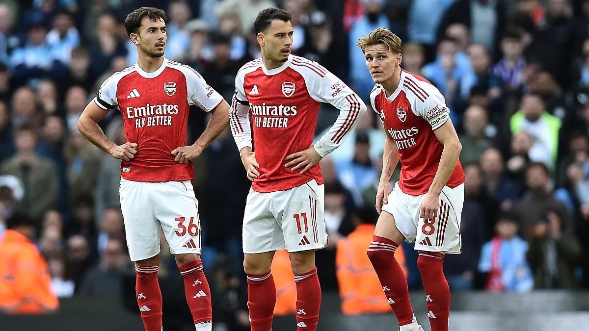 Los jugadores del Arsenal Martin Zubimendi, Gabriel Martinelli y Martin Odegaard, incrédulos durante el partido de la Premier League inglesa entre el Manchester City y el Arsenal FC