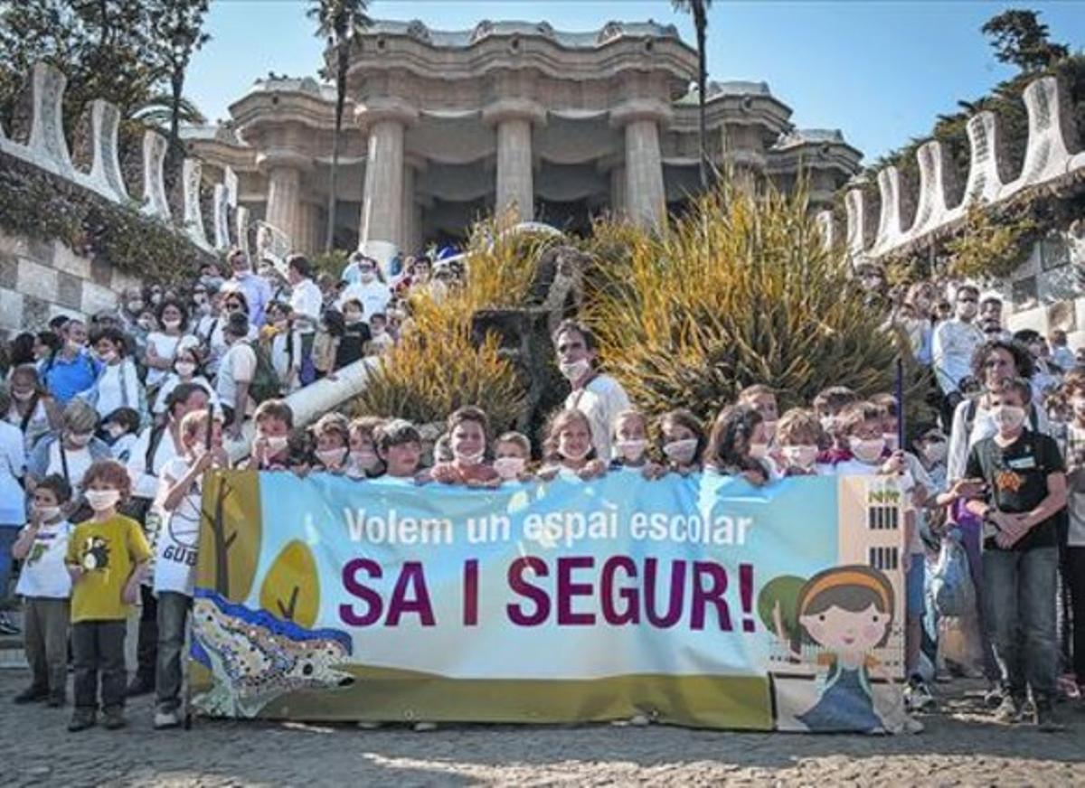 Alumnes, mestres i pares de l’escola Reina Elisenda de Gràcia protesten a l’entrada del parc Güell. Alumnes, mestres i pares de l’escola Reina Elisenda de Gràcia protesten a l’entrada del parc Güell.
