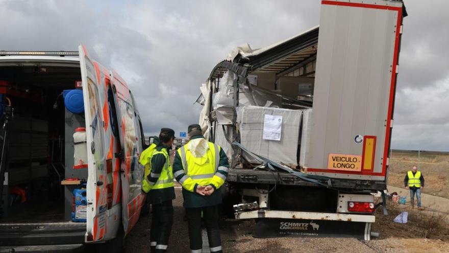 Accidente en Zamora | Dos camiones chocan en la A-66 a la altura de Monfarracinos