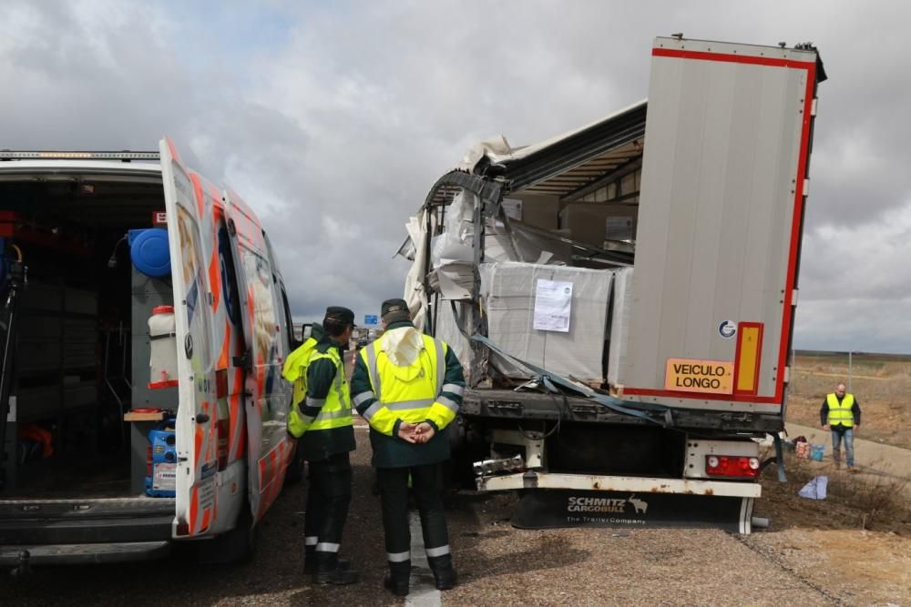 Accidente de dos camiones en la A-66, Zamora