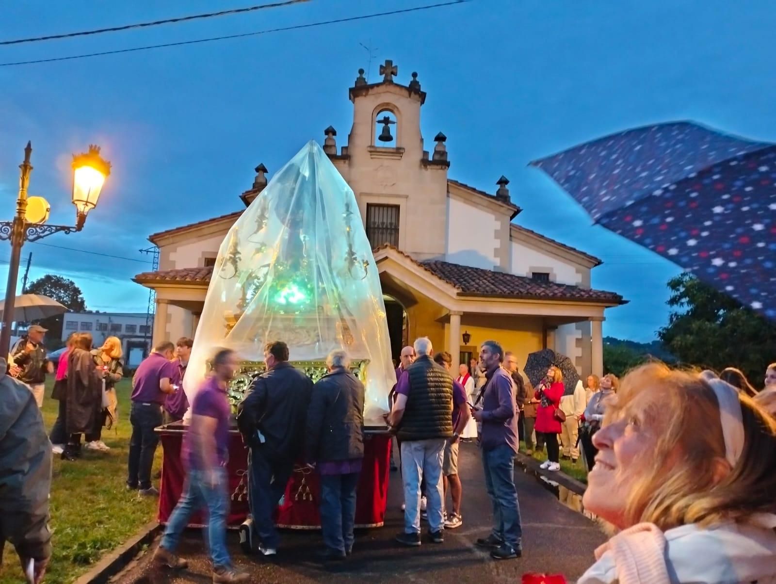 Cientos de personas acompañan al Ecce Homo de Noreña en la procesión de bajada a la iglesia