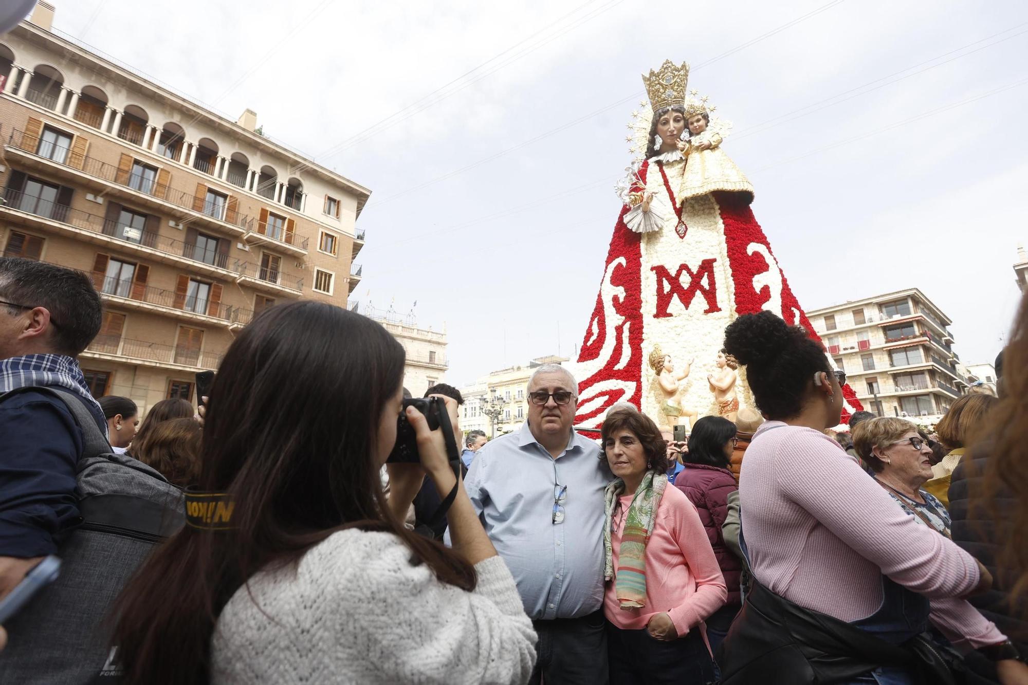 Cientos de personas acuden a ver el manto de la Virgen