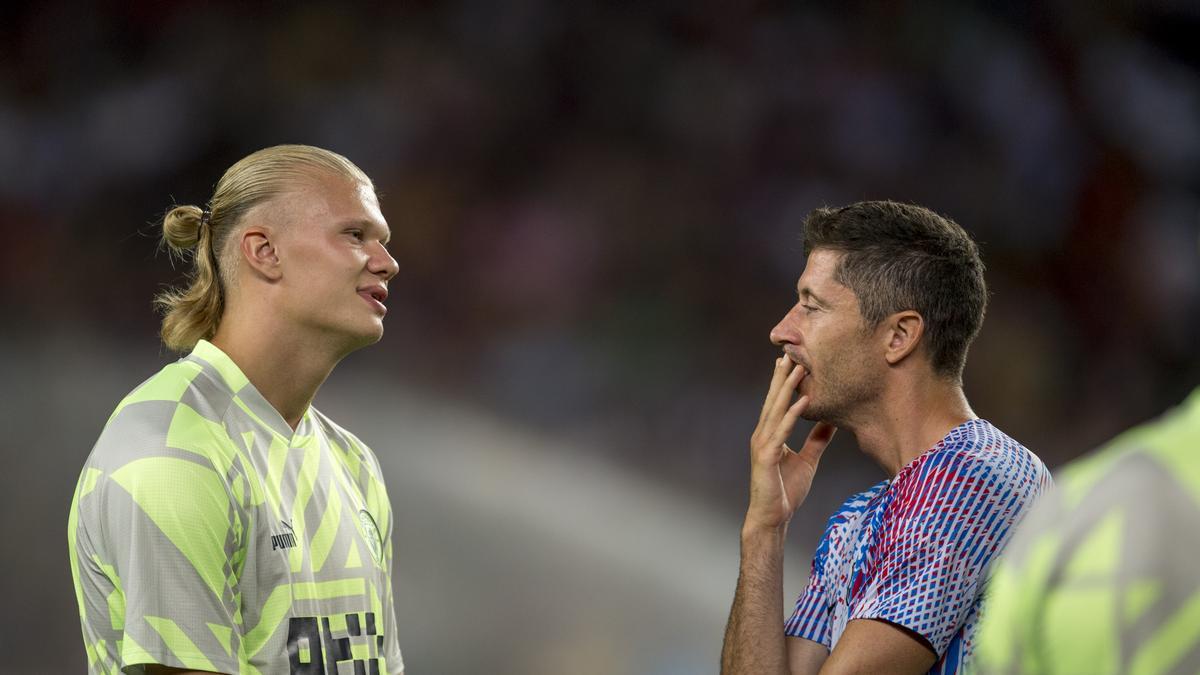 Lewandowski y Haaland conversan antes del partido en favor de la lucha contra la ELA.