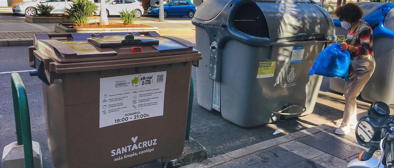 Contenedor marrón ya instalado en la avenida de Tres de Mayo.