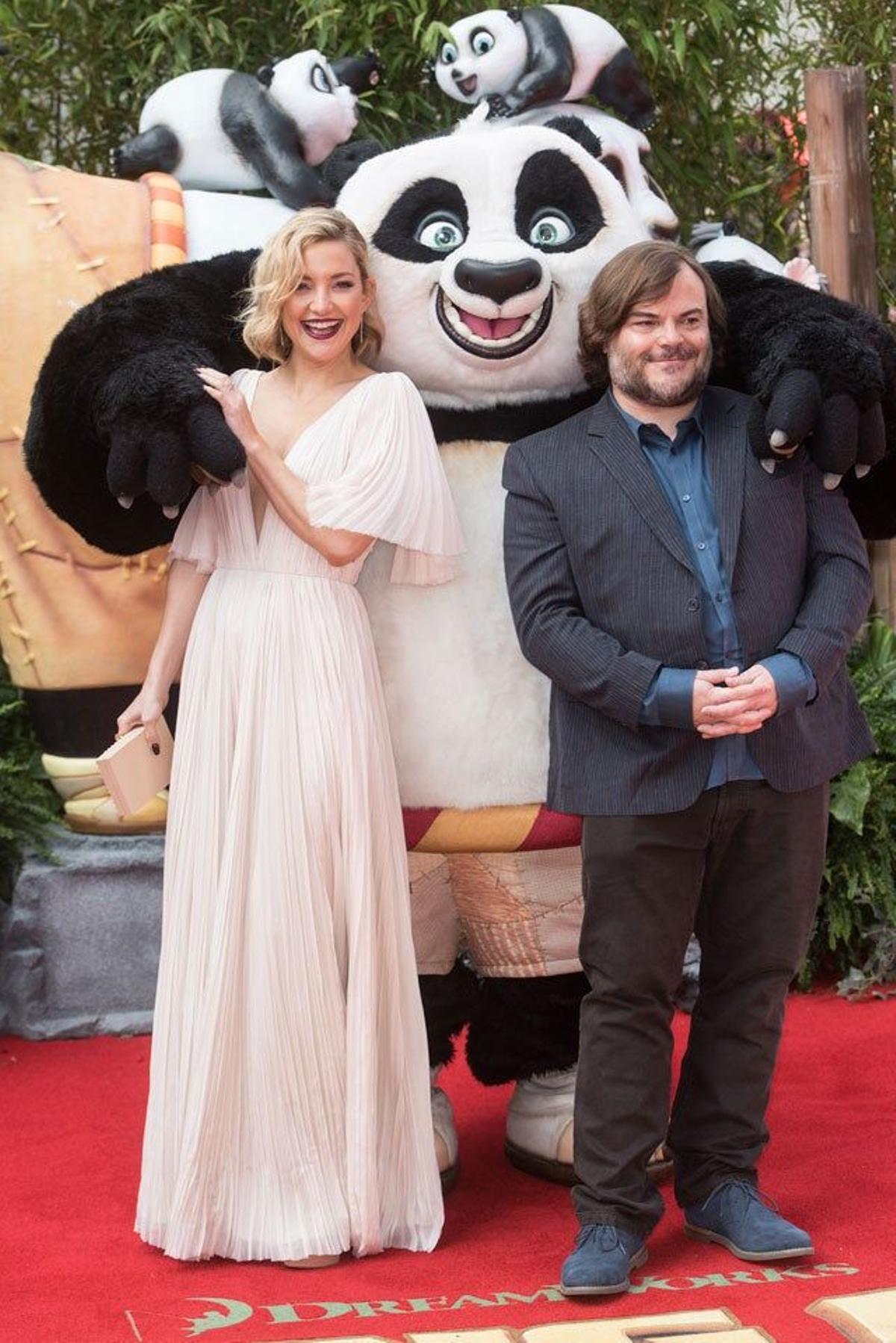 Kate Hudson y Jack Black han presentado este fin de semana 'Kung Fu Panda 3' en Londres. La actriz escogió un vestido blanco largo de J. Mendel.