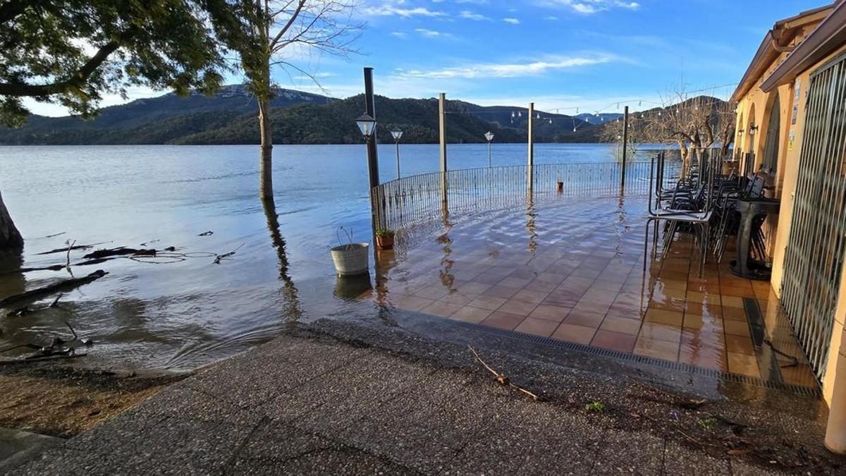 EN IMATGES | El pantà de Darnius-Boadella, ple a vessar aquest dilluns