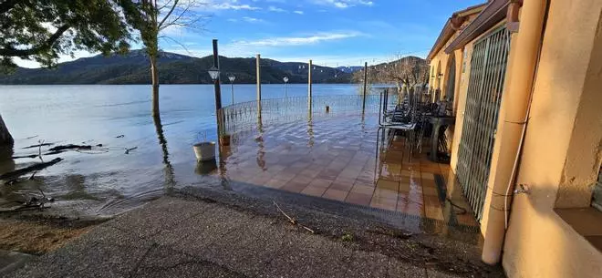 EN IMATGES | El pantà de Darnius-Boadella, ple a vessar aquest dilluns