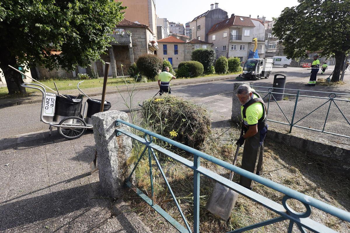 Un momento de los trabajos desarrollados esta mañana en la Ribeira dos Peiraos.