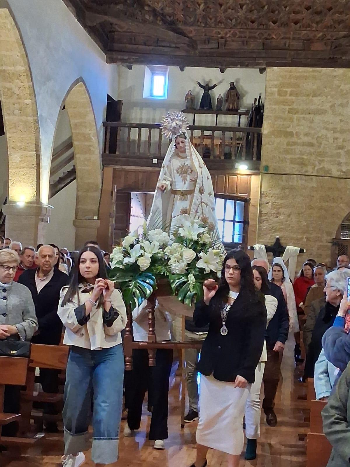 La Virgen a su llegada al templo, tras el encuentro con su Hijo.
