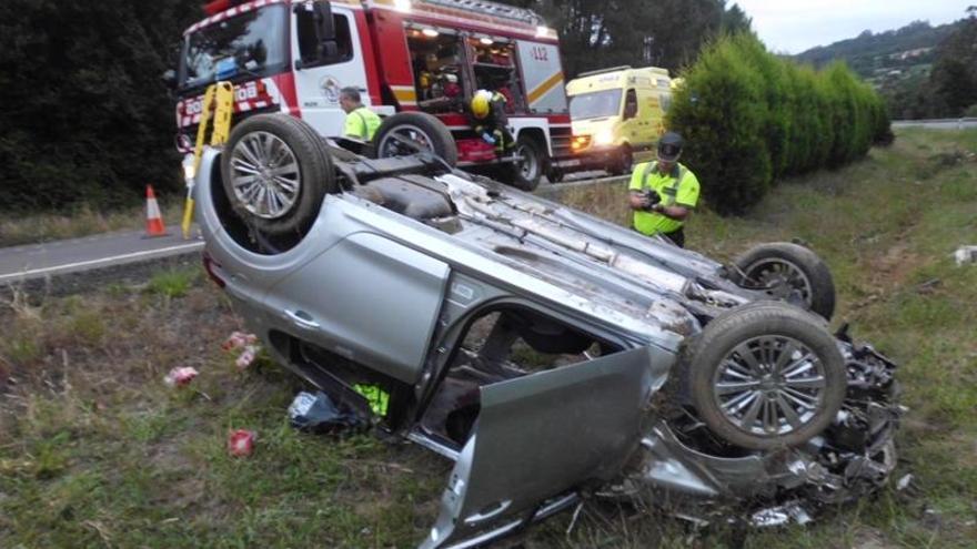 Bomberos de Betanzos liberan a un conductor volcado en la autovía en Cambre