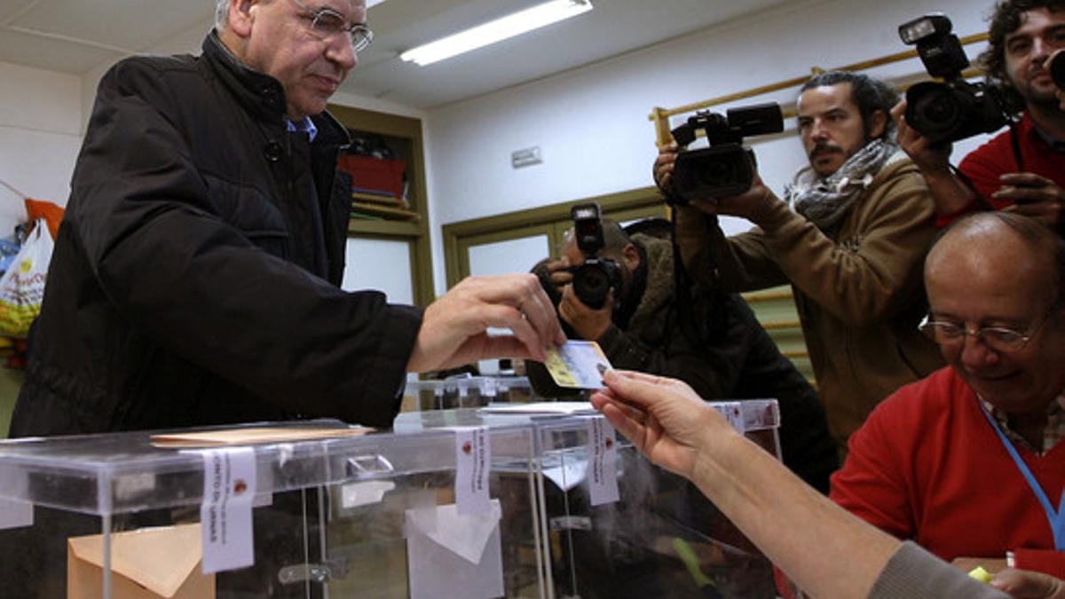 El cabeza de lista del PSOE por Sevilla, Alfonso Guerra, ejerce su derecho a voto, este domingo.