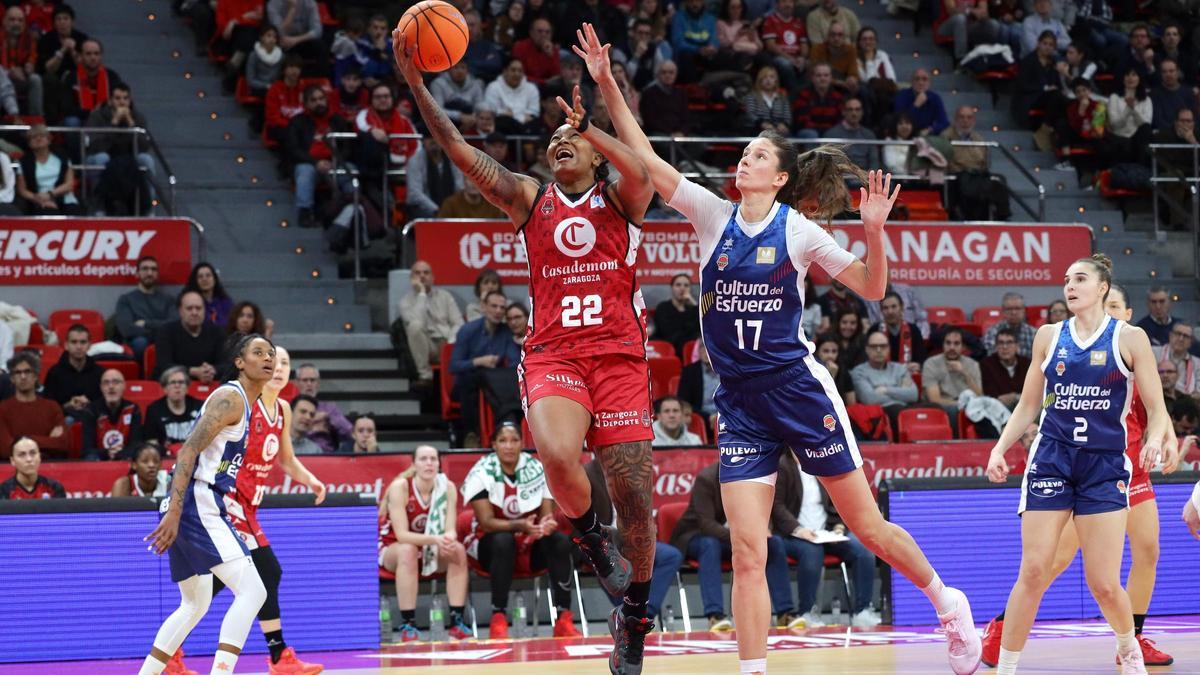 Atkinson realiza una bandeja ante la oposición de Vitola en la última victoria ante Valencia en el duelo de la primera vuelta de esta temporada.