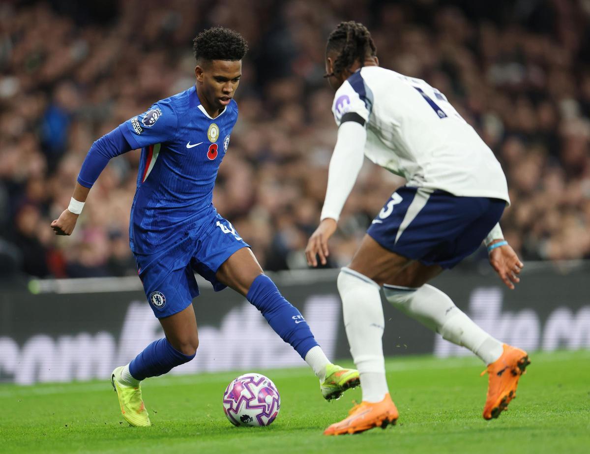 Estevao, encarando a un defensa del Tottenham