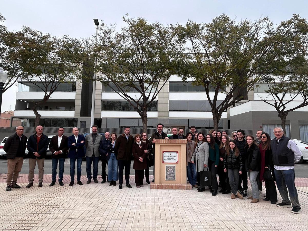 Foto de familia durante el acto de homenaje al expresidente del Elche CF Diego Quiles, al que se ha dedicado un bulevar junto al estadio del club