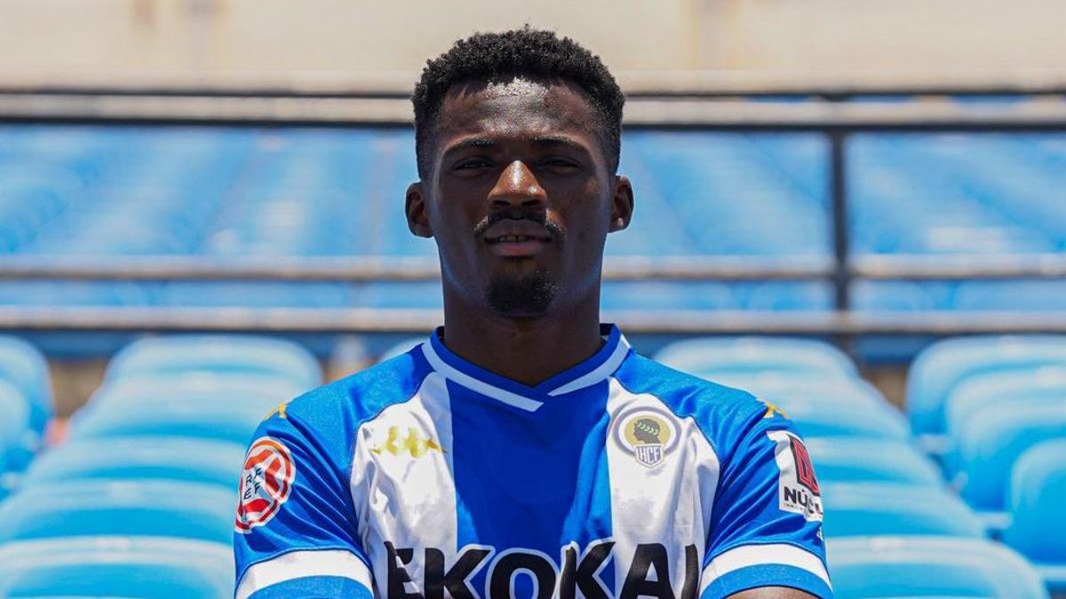 El nuevo jugador del Hércules, Isaac Obeng, en su anuncio como nuevo futbolista blanquiazul.