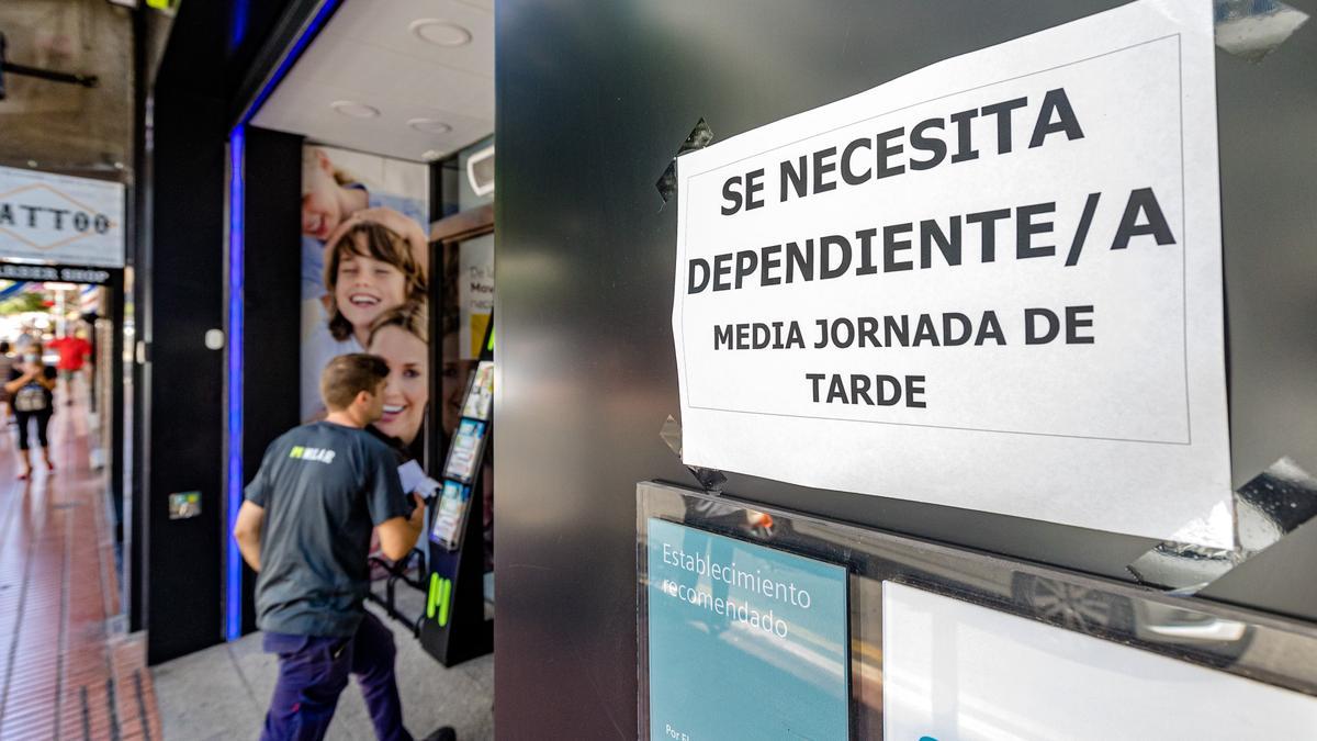 Un cartel ofrece trabajo en un negocio de Benidorm para cubrir horarios.