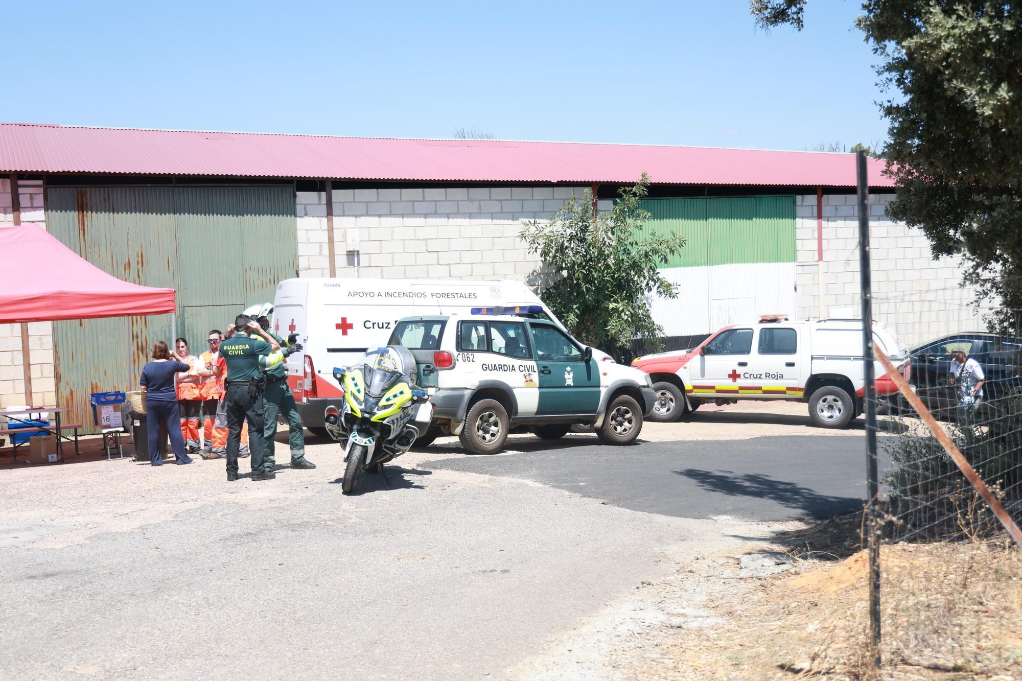 Así se está desarrollando el incendio en Valdecaballeros: desalojos, reuniones y muchos efectivos desplazados