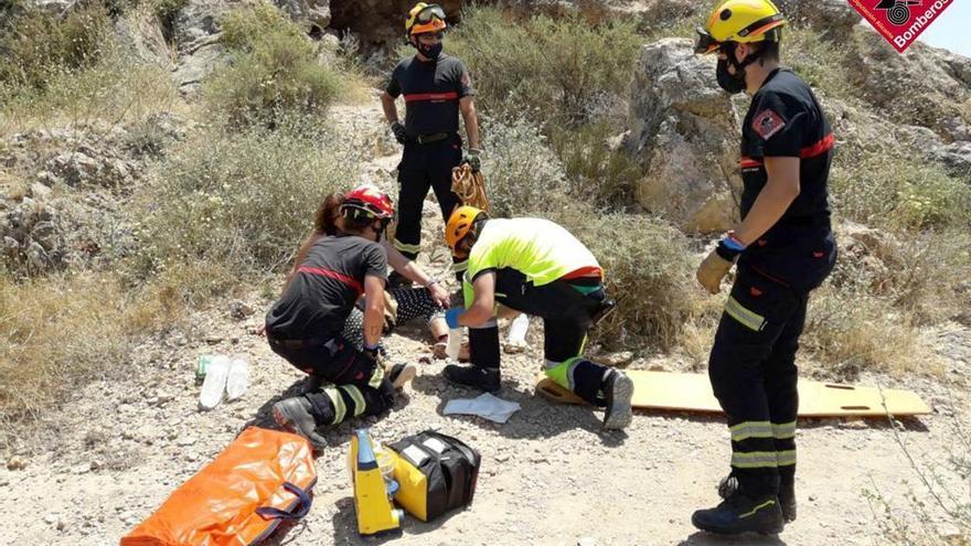 Los bomberos rescatan a una mujer tras sufrir una caída en el Monte San Miguel de Orihuela