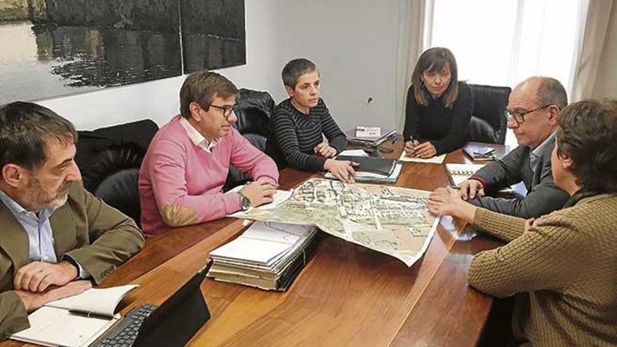 Instante de la reunión mantenida en el despacho de alcaldía.