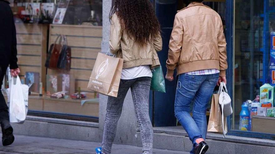 Dos personas, de compras por Santa Clara