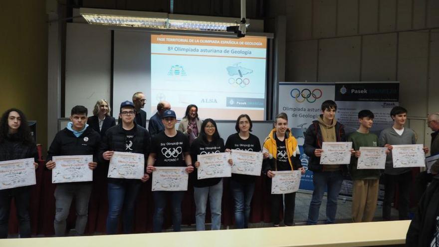 Los alumnos premiados, ayer en la Facultad de Geología; el ganador, Alejandro Menéndez, es el tercero por la izquierda. | LNE