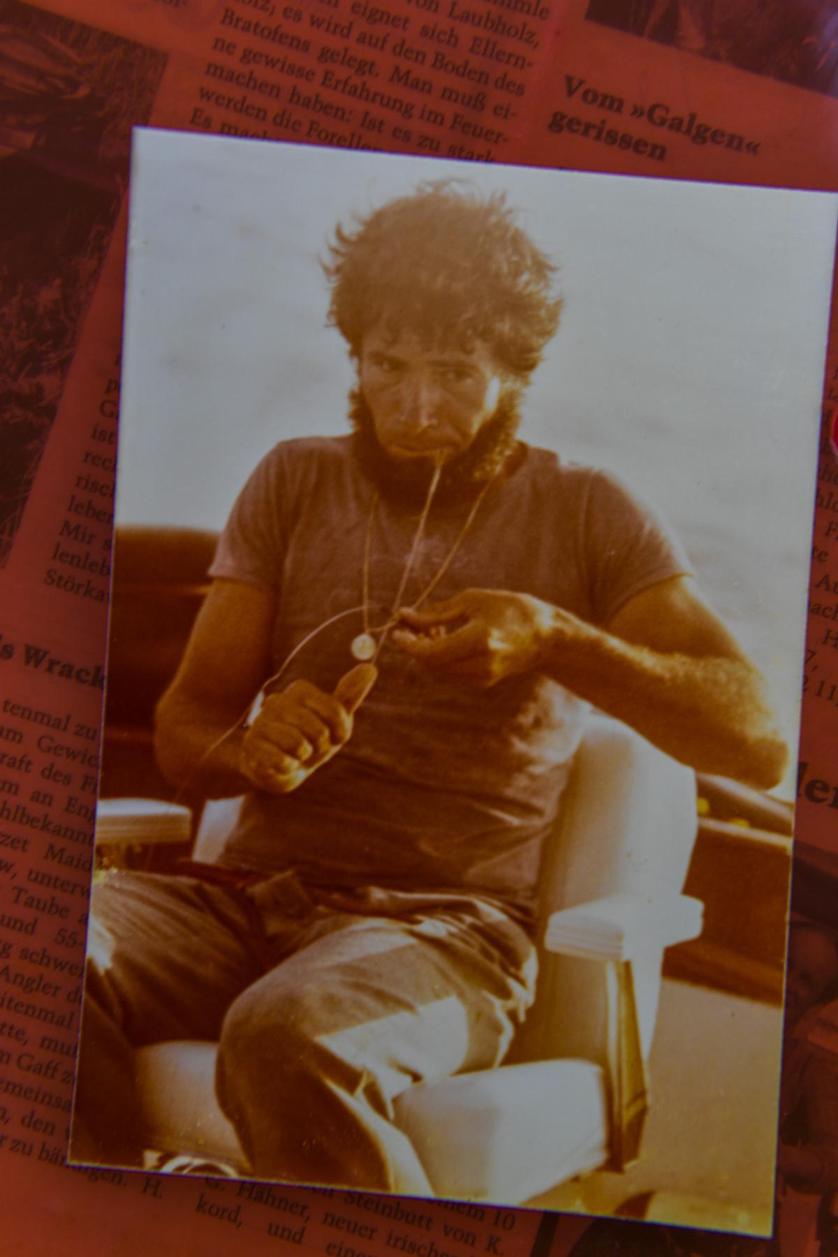 Cándido Ramírez manipula un hilo de pesca.
