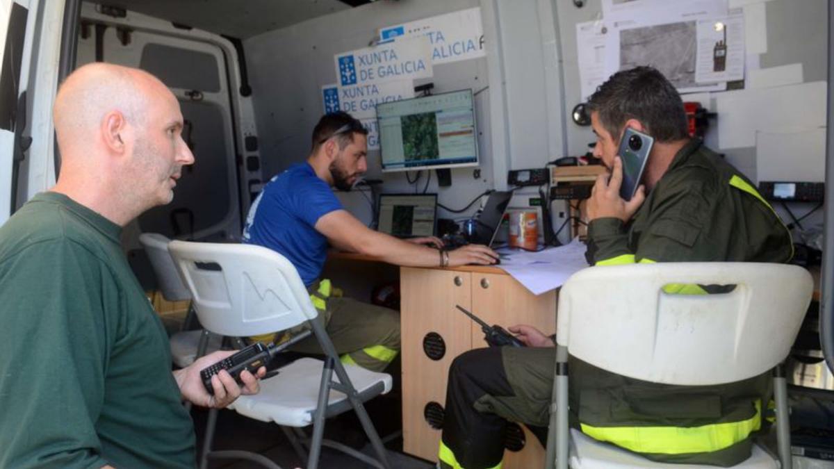  En el polígono industrial de O Pousadoiro se instaló el Puesto de Mando Avanzado desde el que se dirige todo el operativo. A la izquierda, el director de la extinción, José Antonio Gaiteiro.