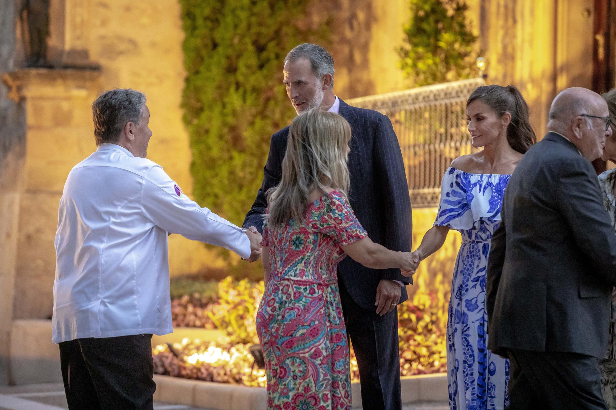 Mira aquí todas las fotos de la visita de los Reyes al Palacio Marivent para recibir a la sociedad balear