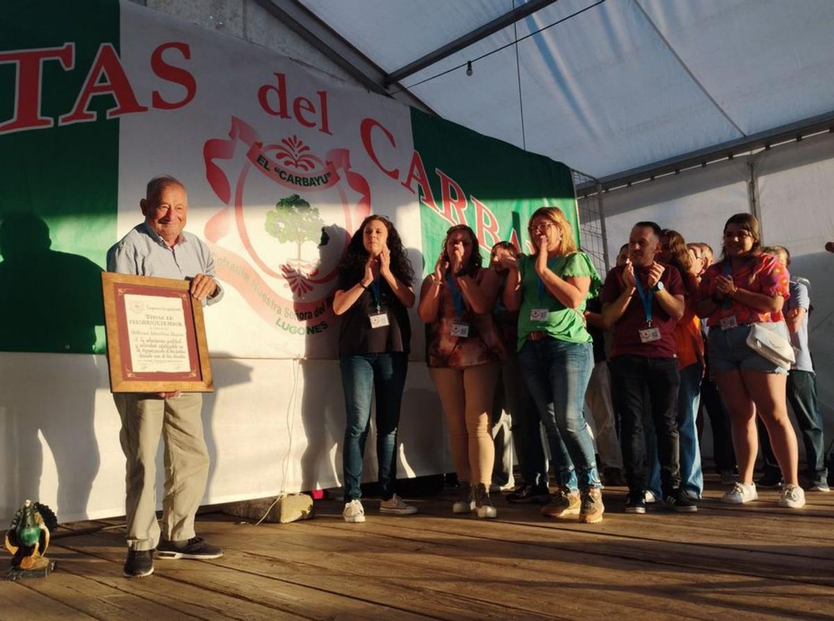 Una imagen de 2023, con el diploma que le reconoció como presidente honorífico de las fiestas de El Carbayu. | LNE