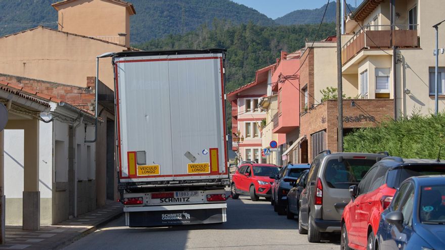 Un camió travessant l'avinguda Nostre Senyora de Montserrat de la Cellera de Ter.