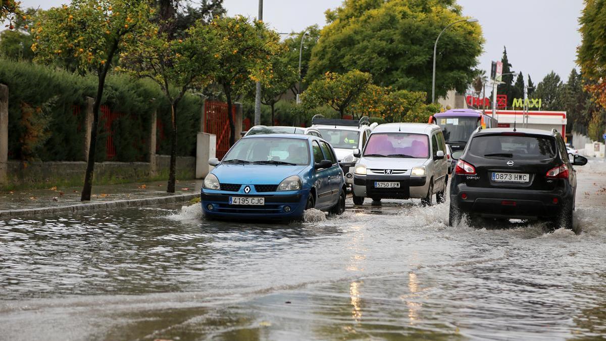 Las fuertes lluvias causan grandes balsas de agua en varios puntos de la ciudad