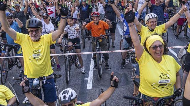 La bicicletada d’ahir als carrers de Barcelona. | MANU MITRU