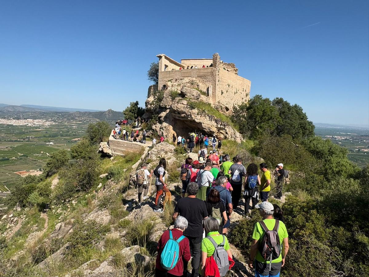 Participantes de la 31ª Romería al Puig de Xàtiva, este domingo en la ermita.