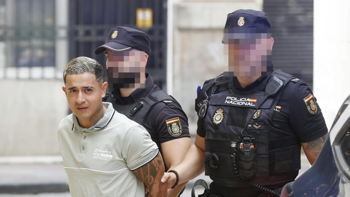 Uno de los acusados a su llegada al juicio este jueves en la Audiencia Provincial.