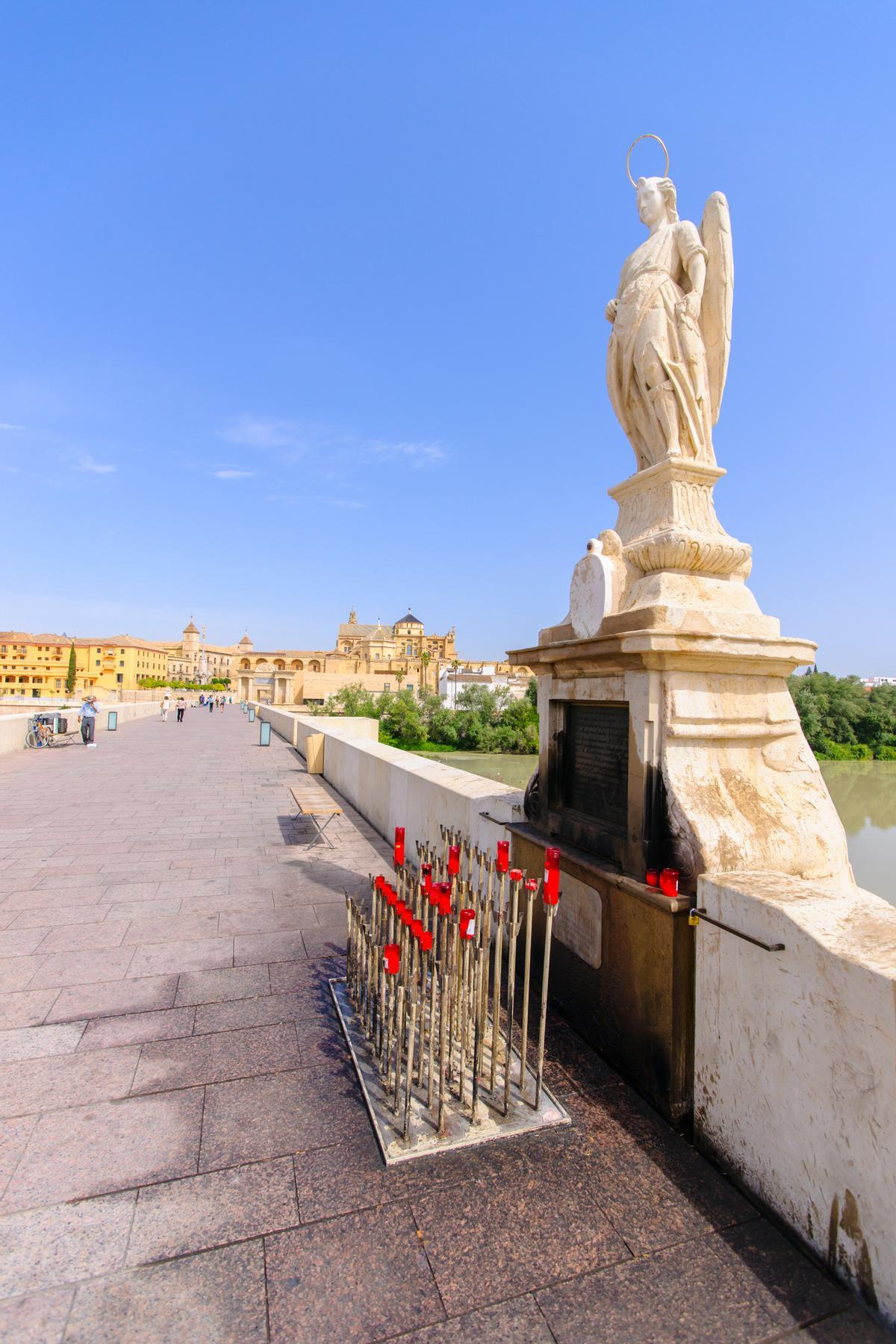 La estatua de San Rafael en el puente homónimo