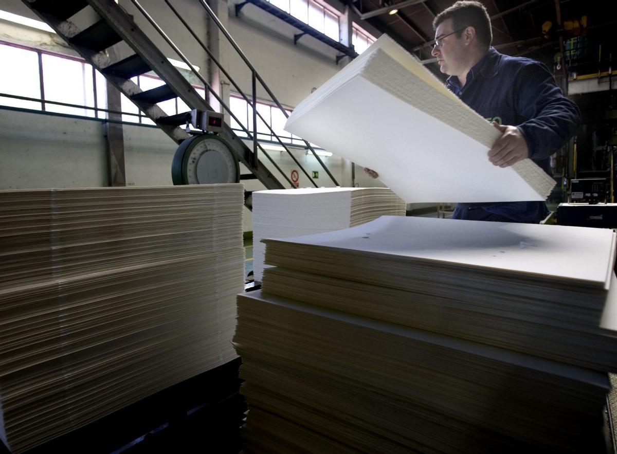 Un trabajador recoge láminas de celulosa en la papelera de Ence, en una imagen de archivo.