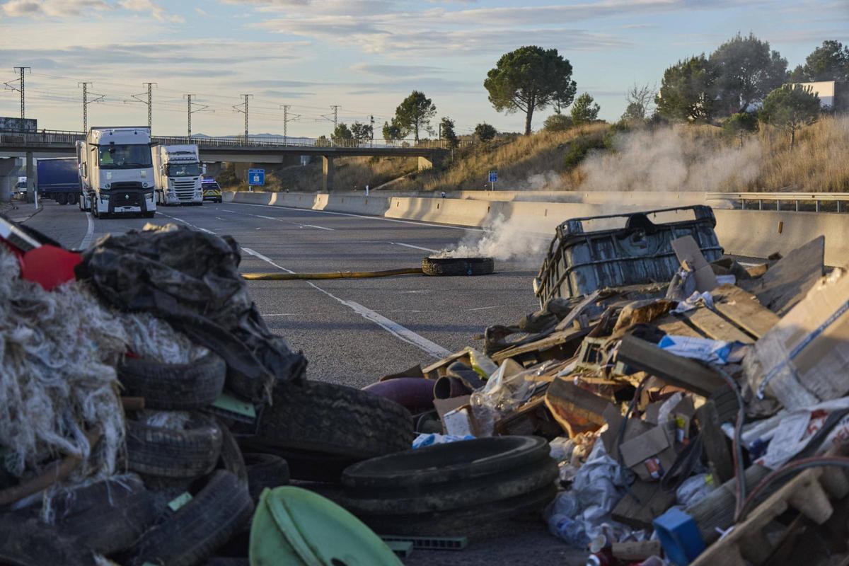 Les fotos del tall dels pagesos a l'AP-7 i l'N-II a l'Empordà