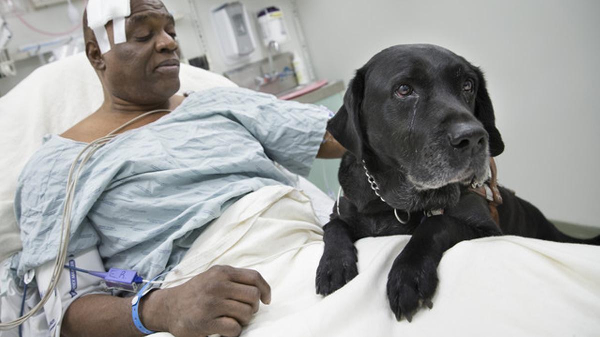 Cecil Williams con su perro.