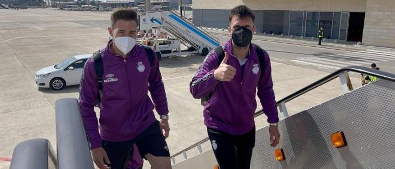Dos jugadores del Mallorca suben al avión que les desplazó a Las Palmas, el pasado 3 de abril.