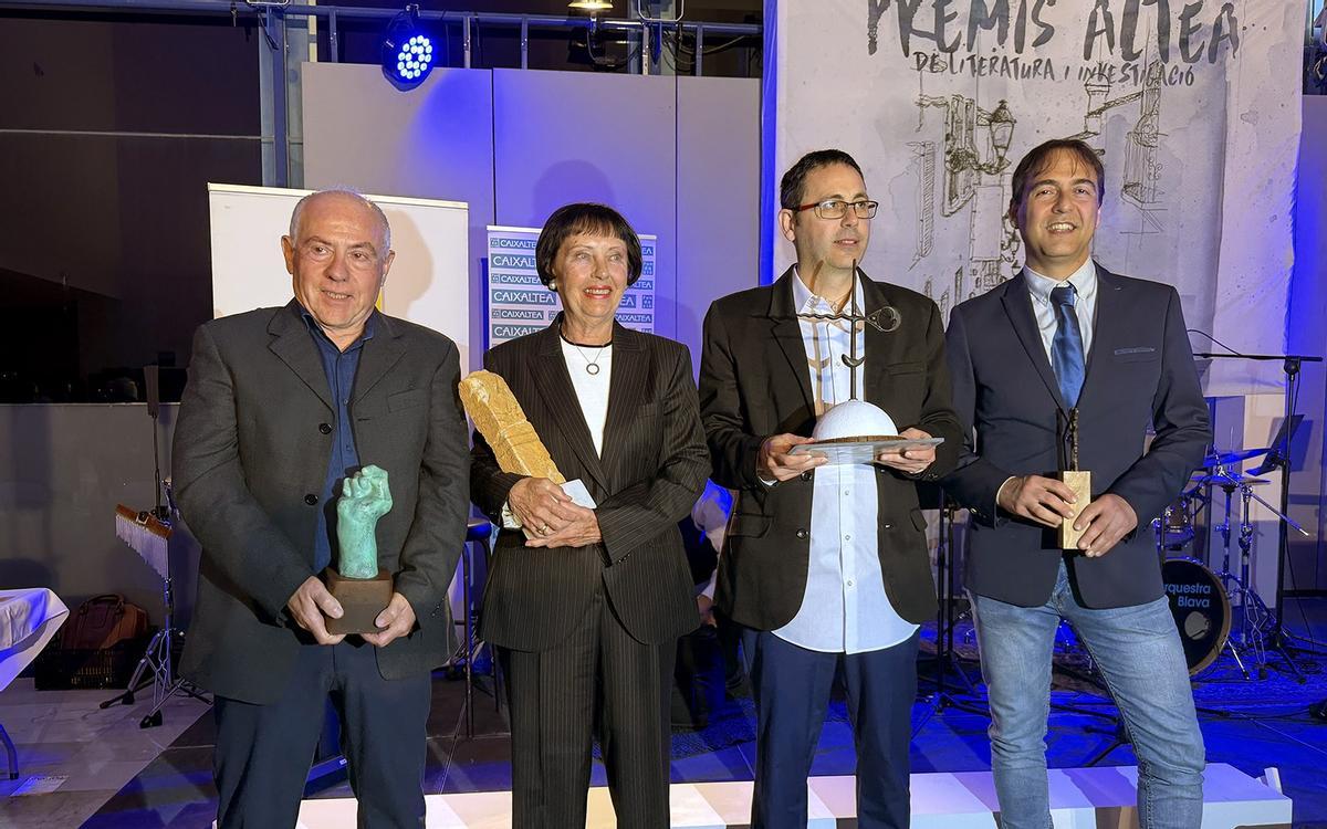 Ganadores de los X Premis Altea de Literatura i Investigacio. De izquierda a derecha, Enric Balaguer, Marisa del Romero, Toni Bellon e Ivan Carbonell