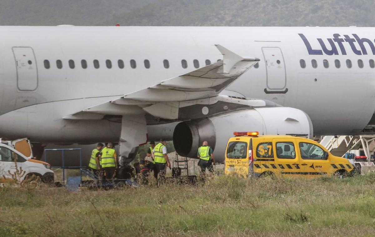 El avión de Lufthansa bloqueando la pista del aeropuerto. | V. M.
