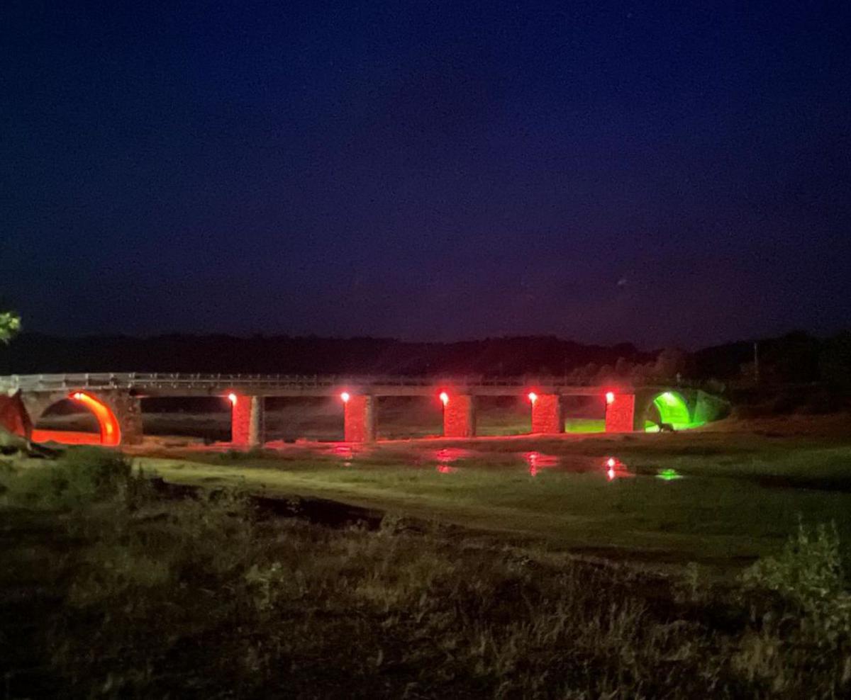Puente de Vegalatrave iluminado. | Chany Sebastián