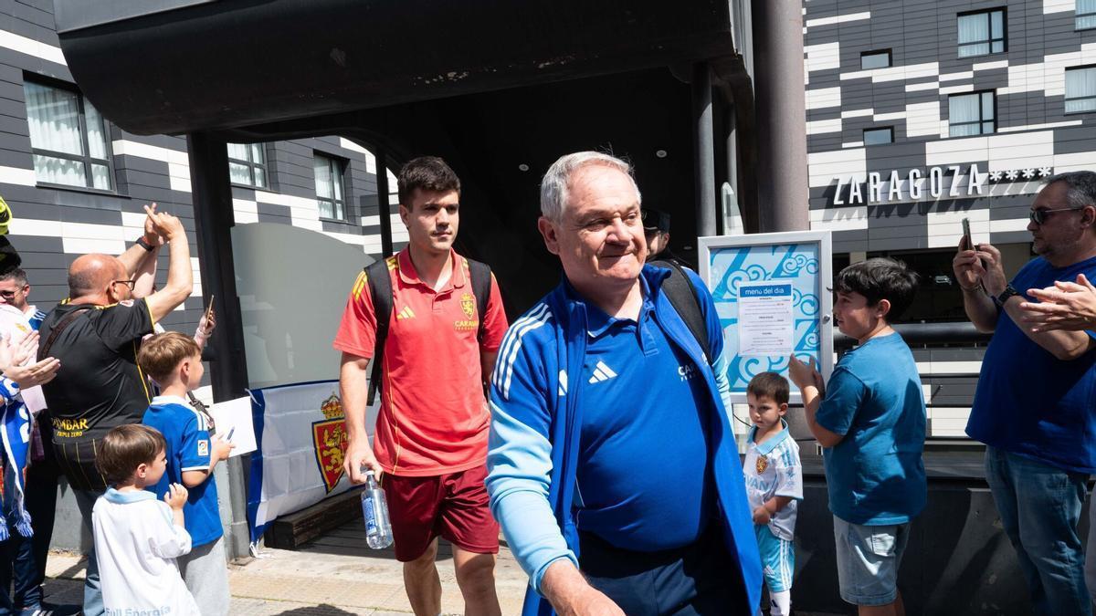 Luis García Melchor a la salida del hotel durante una concentración del Real Zaragoza