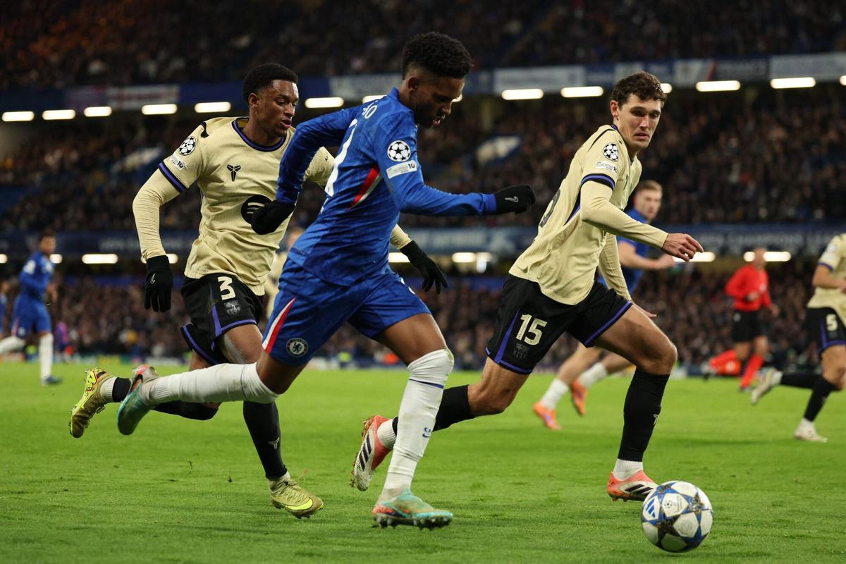 Estevao intenta escaparse de Balde y Christensen, este martes en Londres.