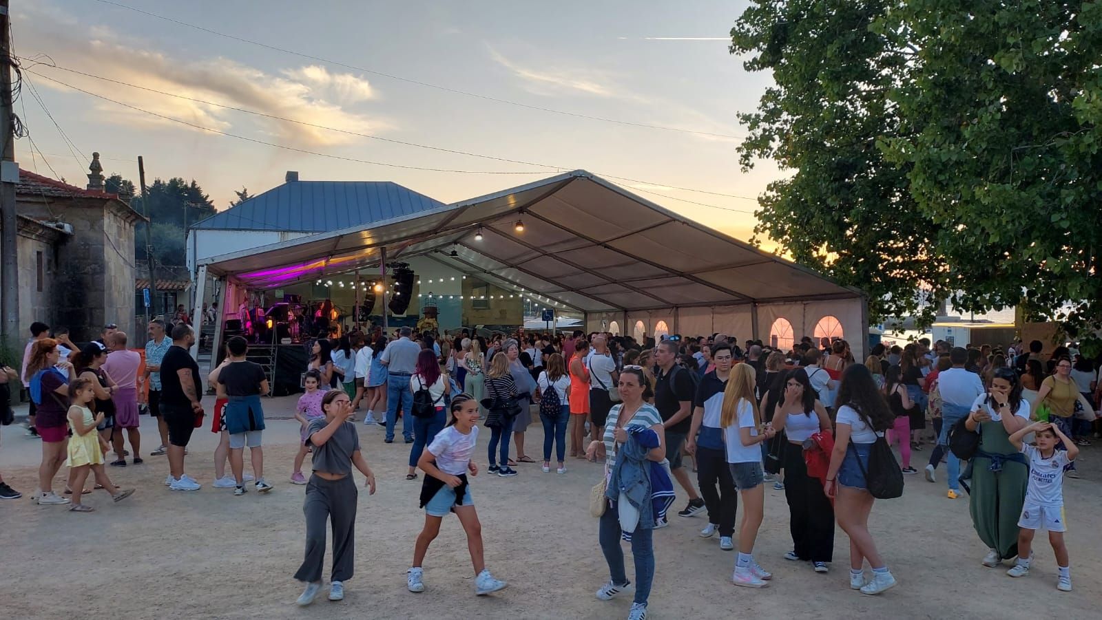 Ambientazo en las playas y plazas llenas para celebrar la noche meiga