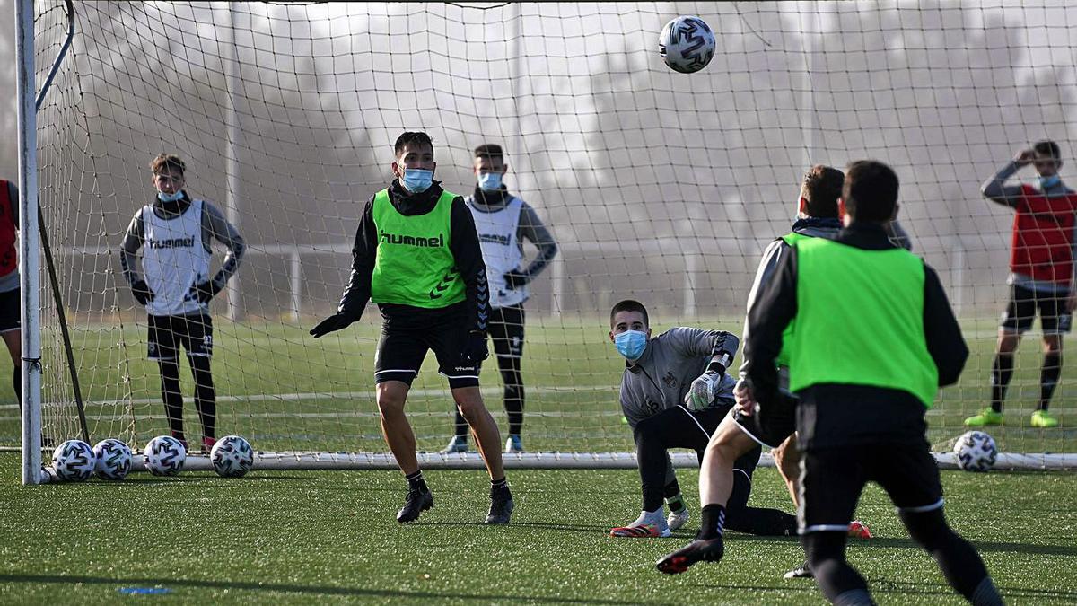 Los granates en un entrenamiento la pasada semana en el campo de Gatomorto. |  // GUSTAVO SANTOS